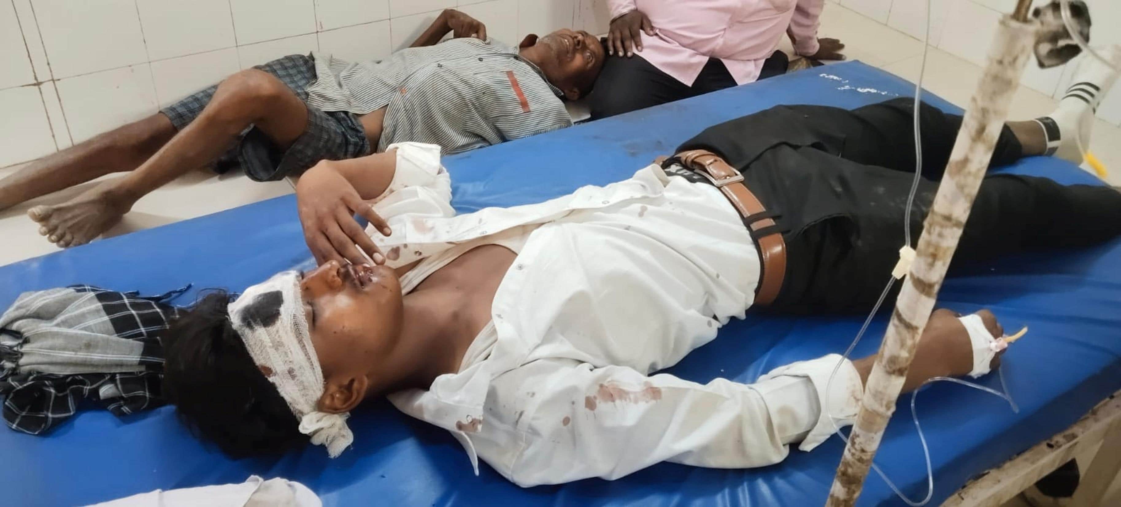 सड़क हादसे में घायल मुन्ना।