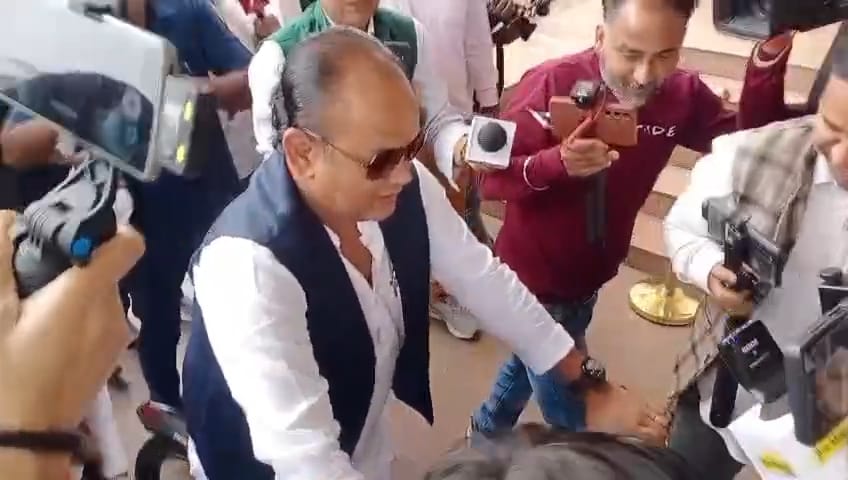 स्वास्थ्य मंत्री इरफान अंसारी साइकिल चलाकर पहुंचे विधानसभा