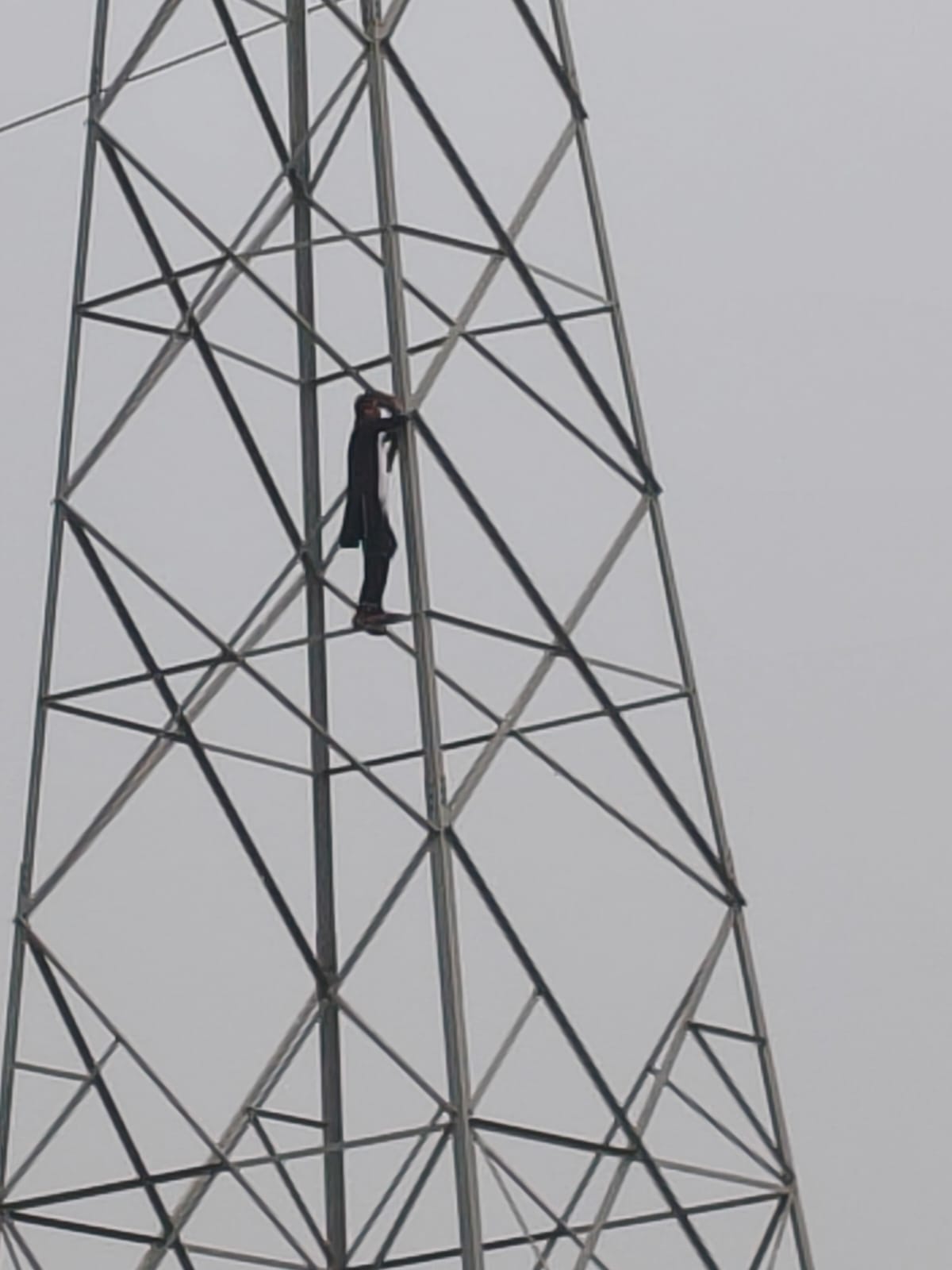 When the lover refused to marry her, the girlfriend climbed a 1.32 lakh volt tower.