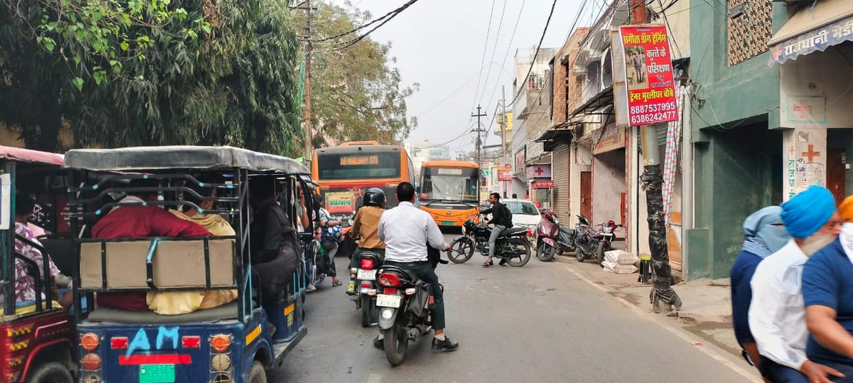 E-buses stuck due to car, people struggled with traffic jam