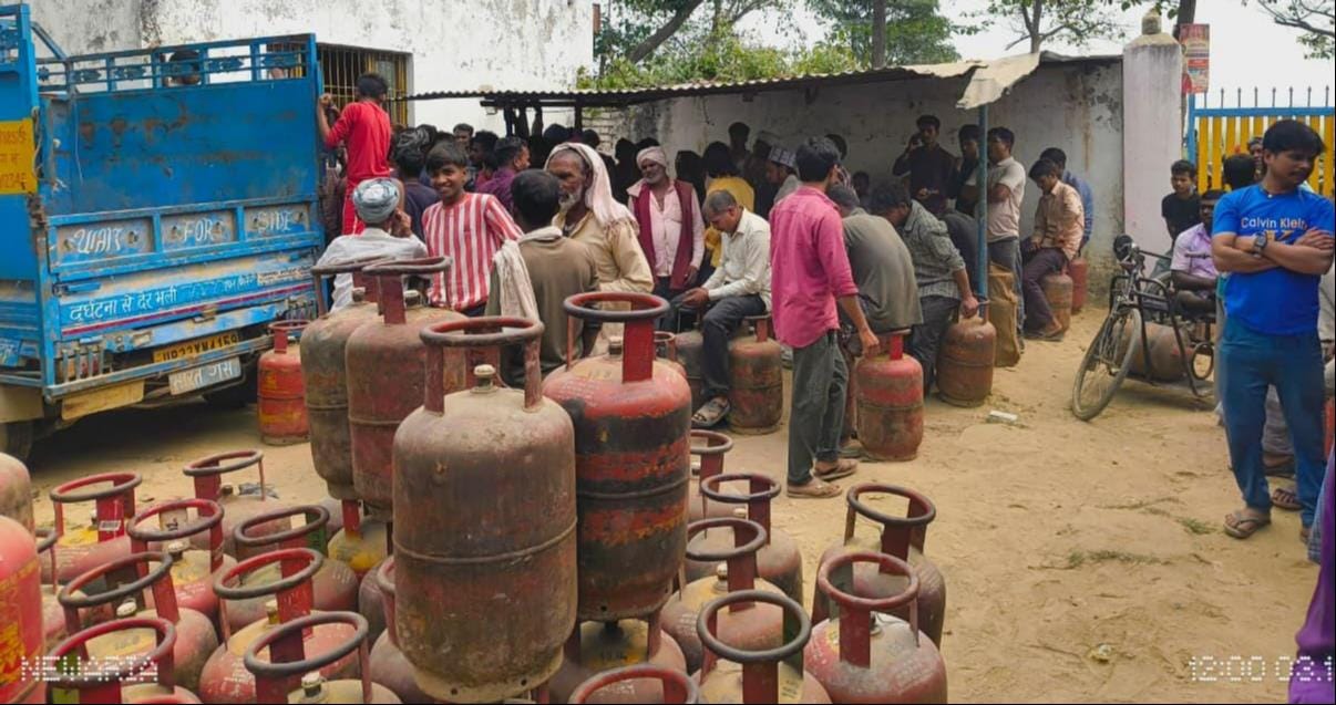 Consumers queue up at gas agencies amid fears of gas shortages