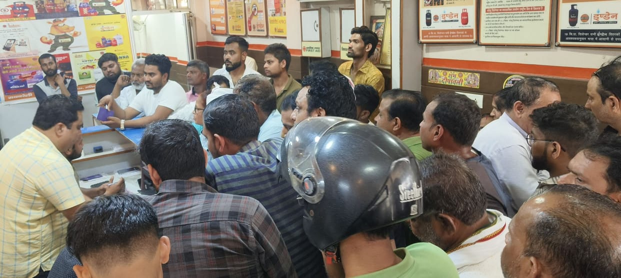 Crowds gathered at gas agencies for cylinders