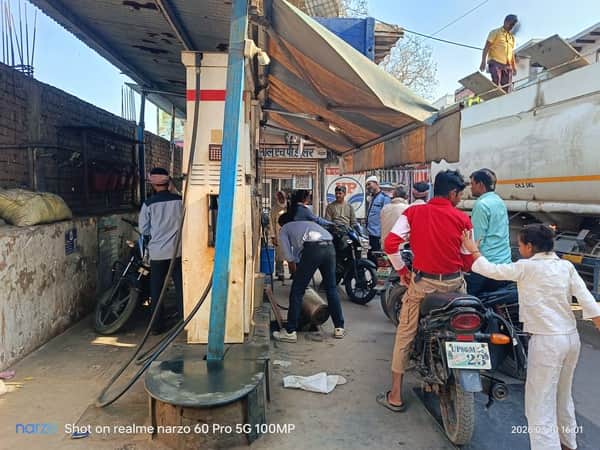 शहर के तालाब चौराहा स्थित पेट्रोल पंप पर लगी भीड़। संवाद