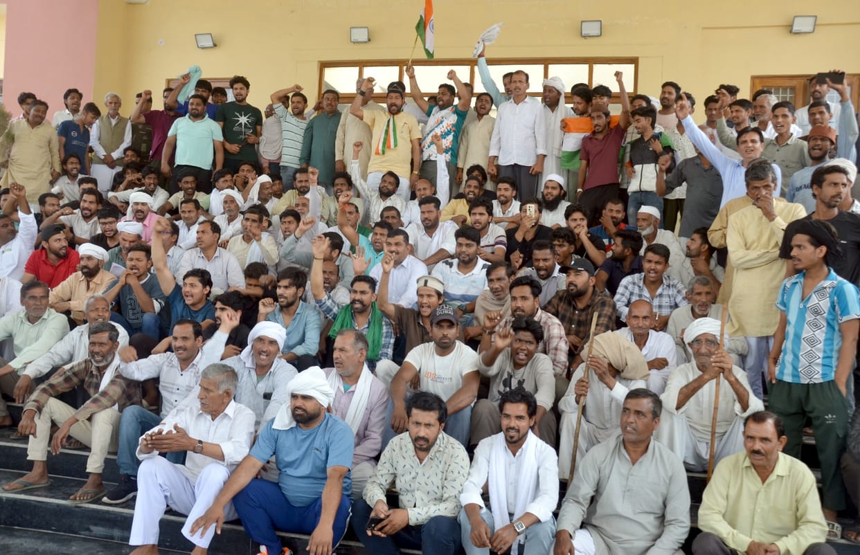 The villagers of Bantikheda took out a tractor rally and staged a protest at the Collectorate.