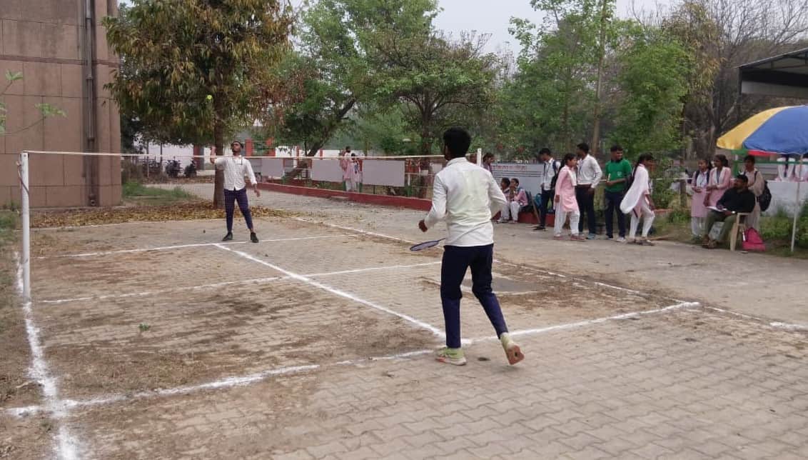 श्यामा प्रसाद मुखर्जी महाविद्यालय में बैडमिंटन खेलते खिलाड़ी। स्रोत कॉलेज