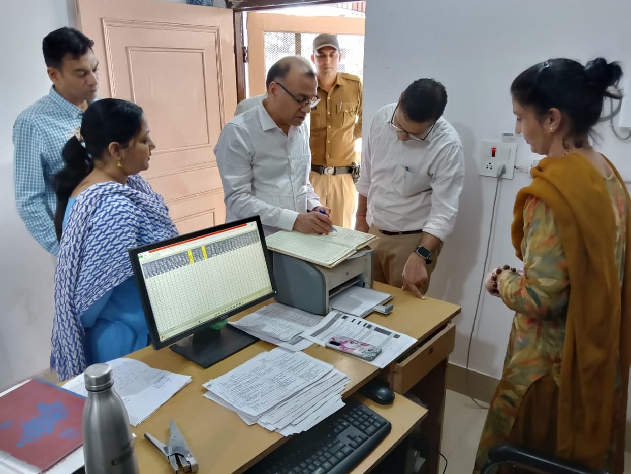 DC went to the field, inspected the mid-day meal ingredients in the government school and the complaint box