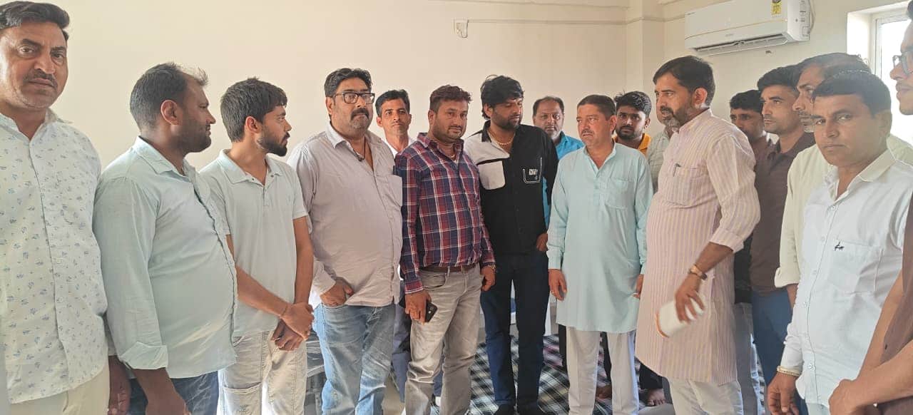 टोल  प्लाजा अधिकारियों के  समक्ष बात रखते नगर पालिका अध्यक्ष सुंदर अत्री । 