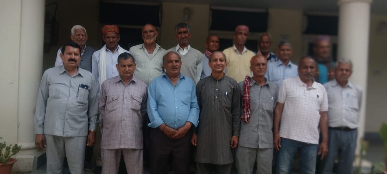 Pensioners raised demand for payment of pending dues
