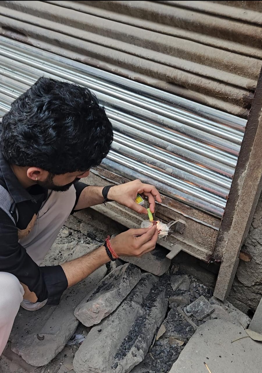 The corporation sealed 35 shops that had not paid rent for more than 10 years.