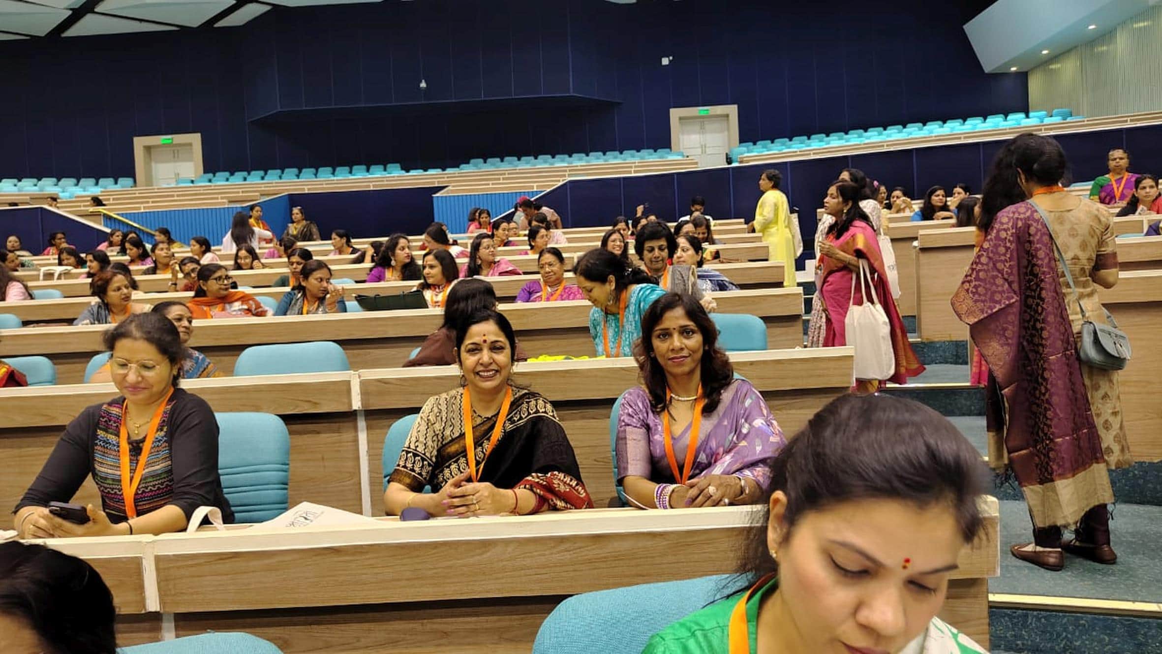 दिल्ली में आयोजित सम्मेलन में शामिल बहराइच की शिक्षिकाएं।