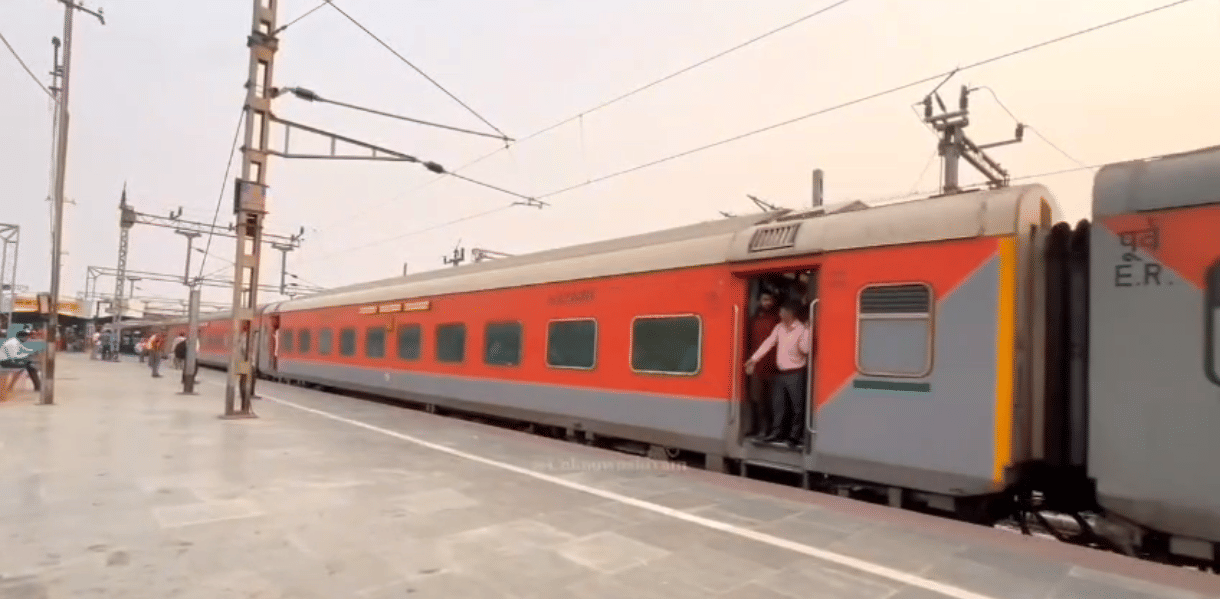 दिल्ली मुंबई जाने वाली ट्रेन में काफी भीड़