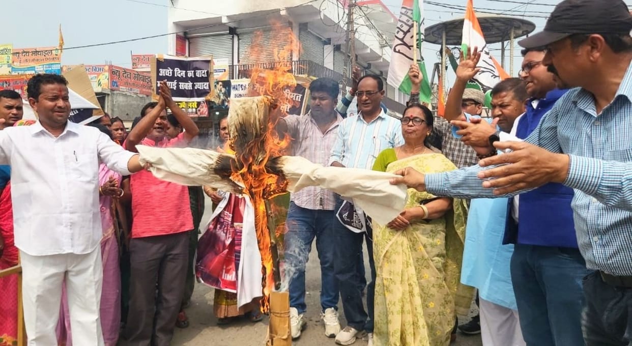 Congress protests against domestic gas price hike, burns effigy of central government