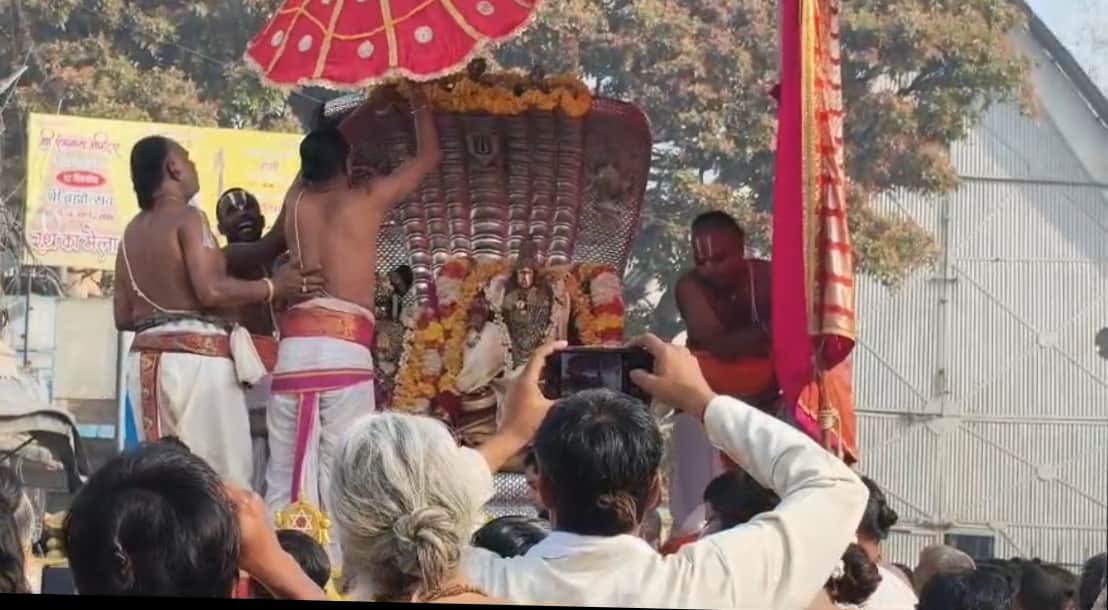 दर्शन देने निकले भगवान गोदारंगमन्नार। 