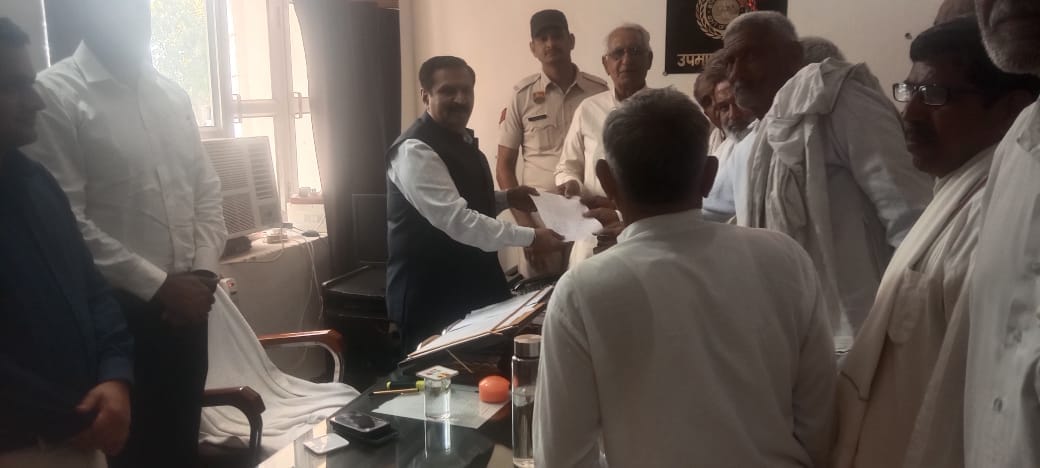 A delegation of farmers submitted a memorandum to the Deputy Commissioner demanding pending compensation