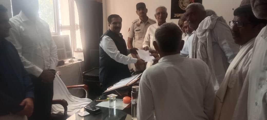 उपायुक्त डॉ. मुनीश नागपाल से मिलते संयुक्त किसान मोर्चा के पदाधिकारी। 