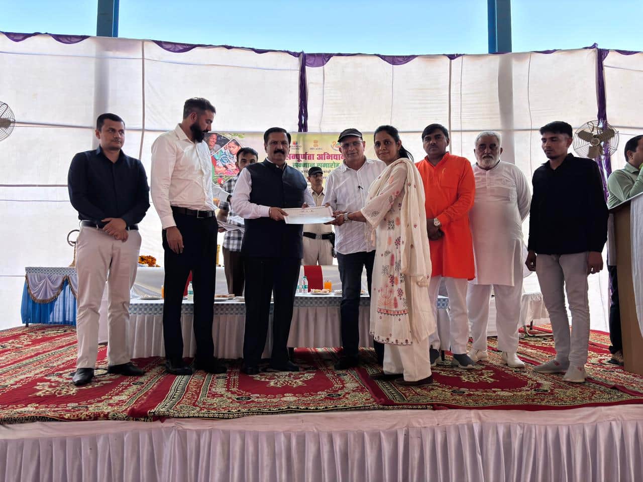 उत्कृष्ट कार्य करने वाले कर्मचारियों को सम्मानित करते उपायुक्त व अन्य। 