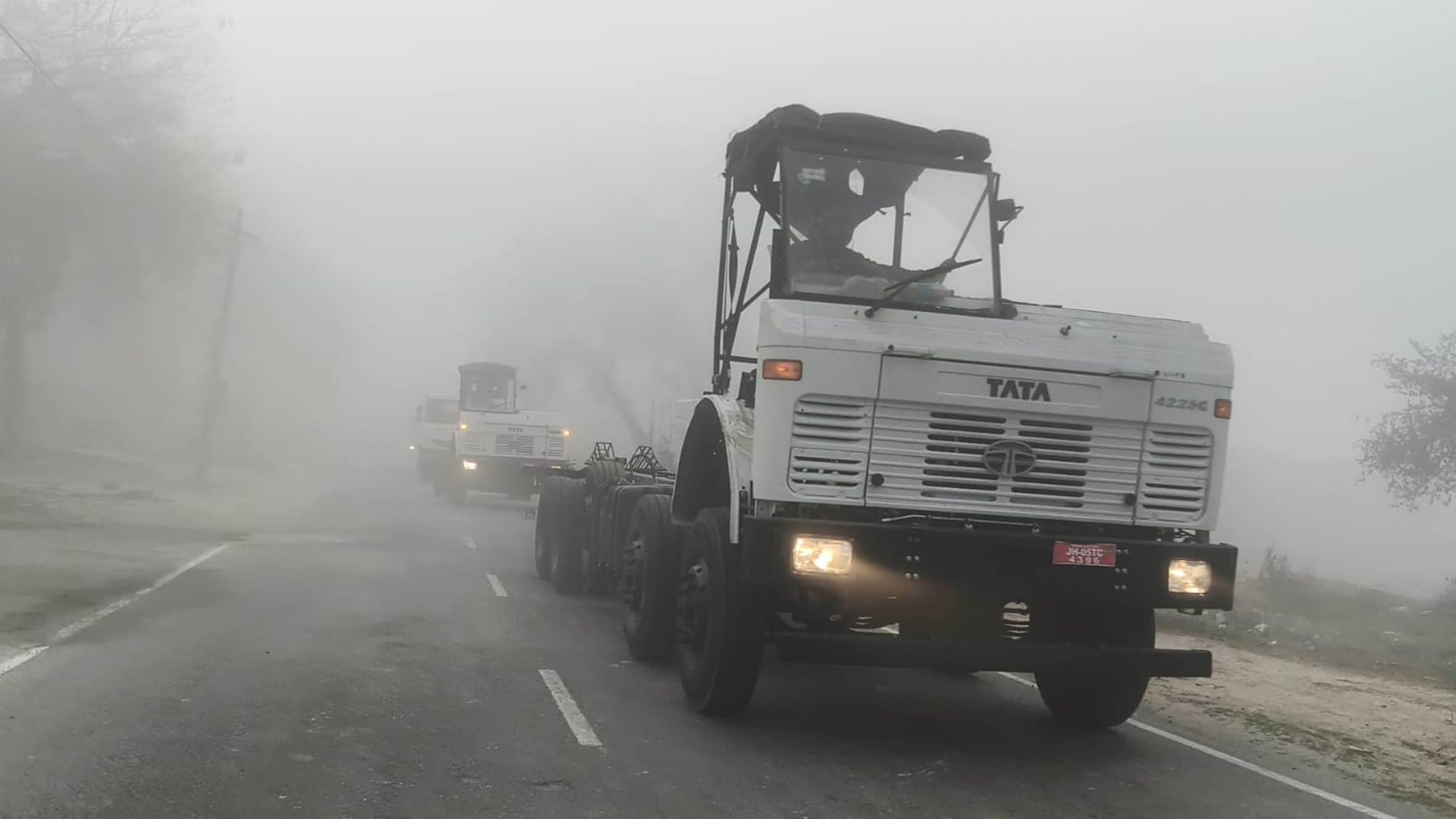 ऊंचाहार के जमुनापुर चौराहे पर मंगलवार की सुबह कोहरे में लाइट जलाकर जाते वाहन।