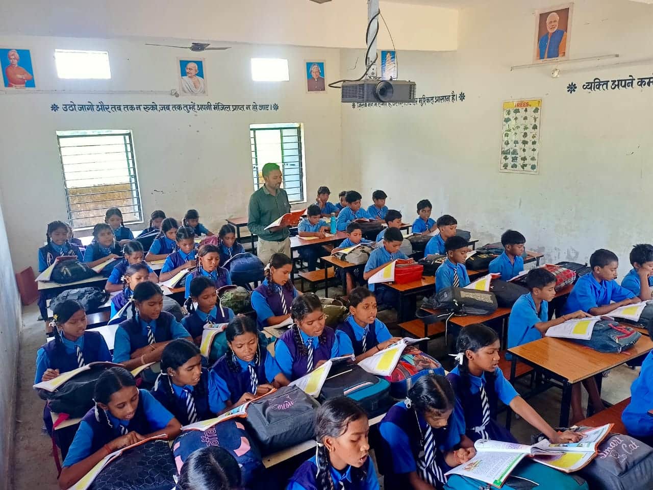 वर्तमान में स्कूलों में पढ़ाई जारी है