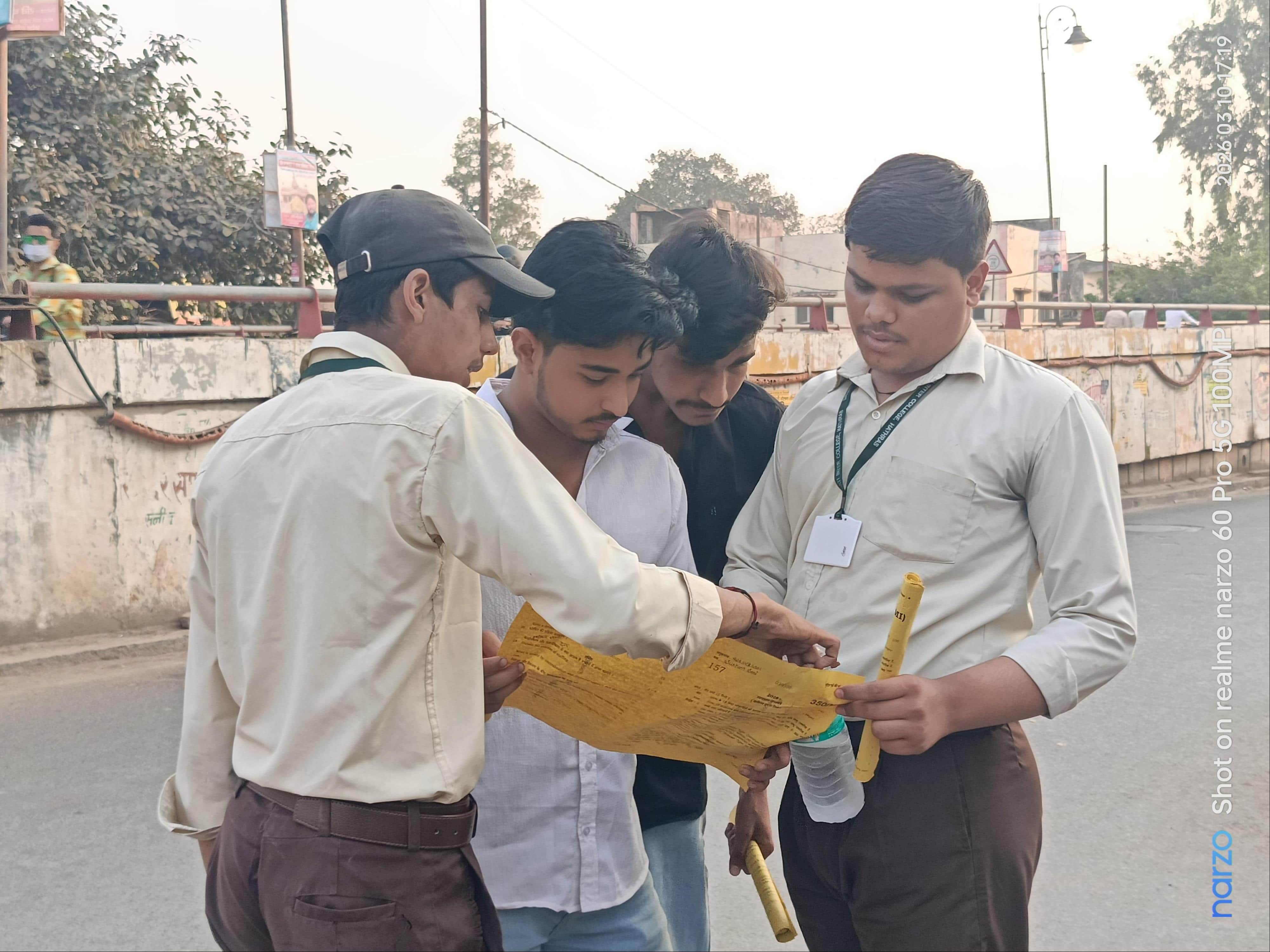 यूपी बोर्ड की परीक्षा देने के बाद प्रश्नपत्र पर चर्चा करते परीक्षार्थी। संवाद