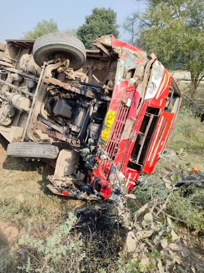 Bus overturns due to bad road in Mungeli half a dozen passengers injured in Mungeli