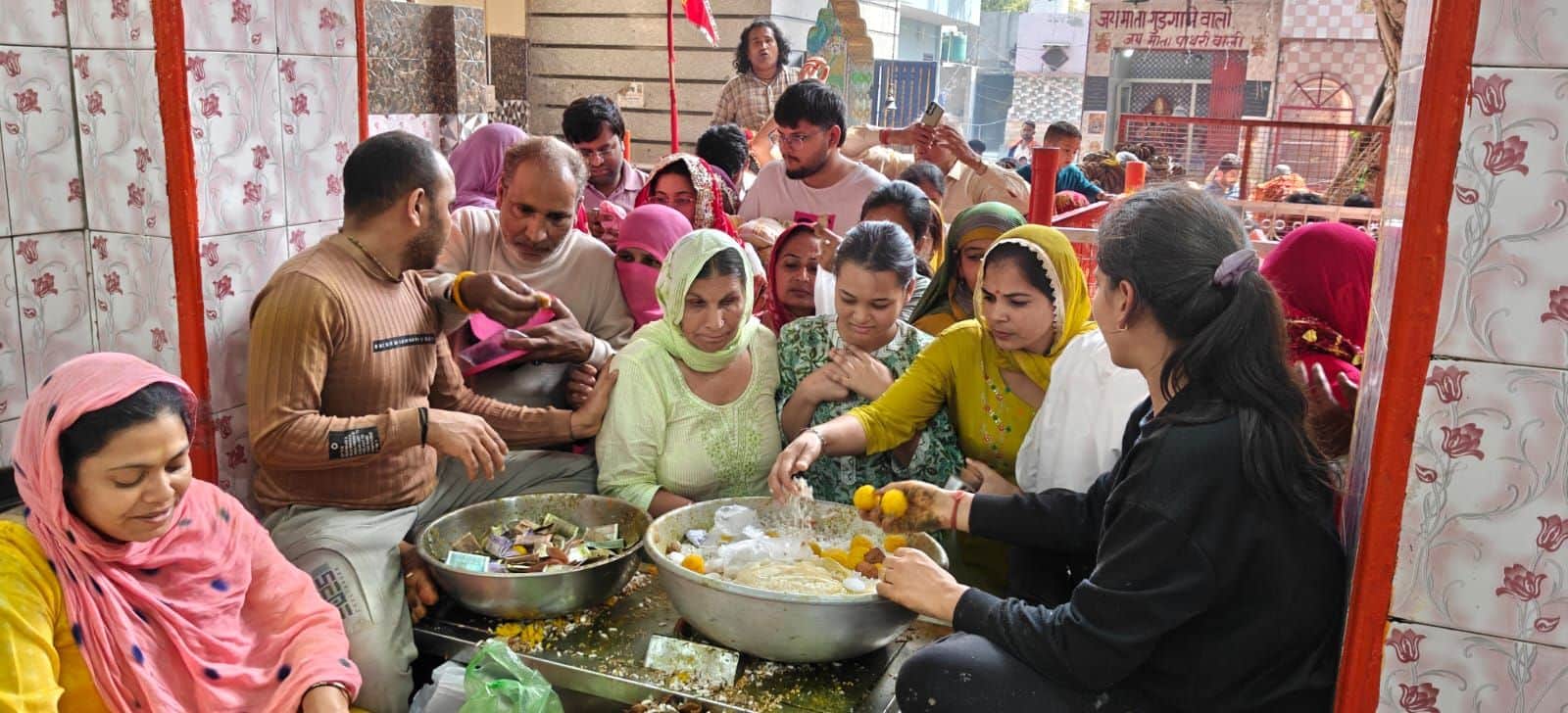 05-शीतला माता मंदिर में बुधवार को मेले में उमड़ी श्रद्धालुओं की भीड़ । संवाद