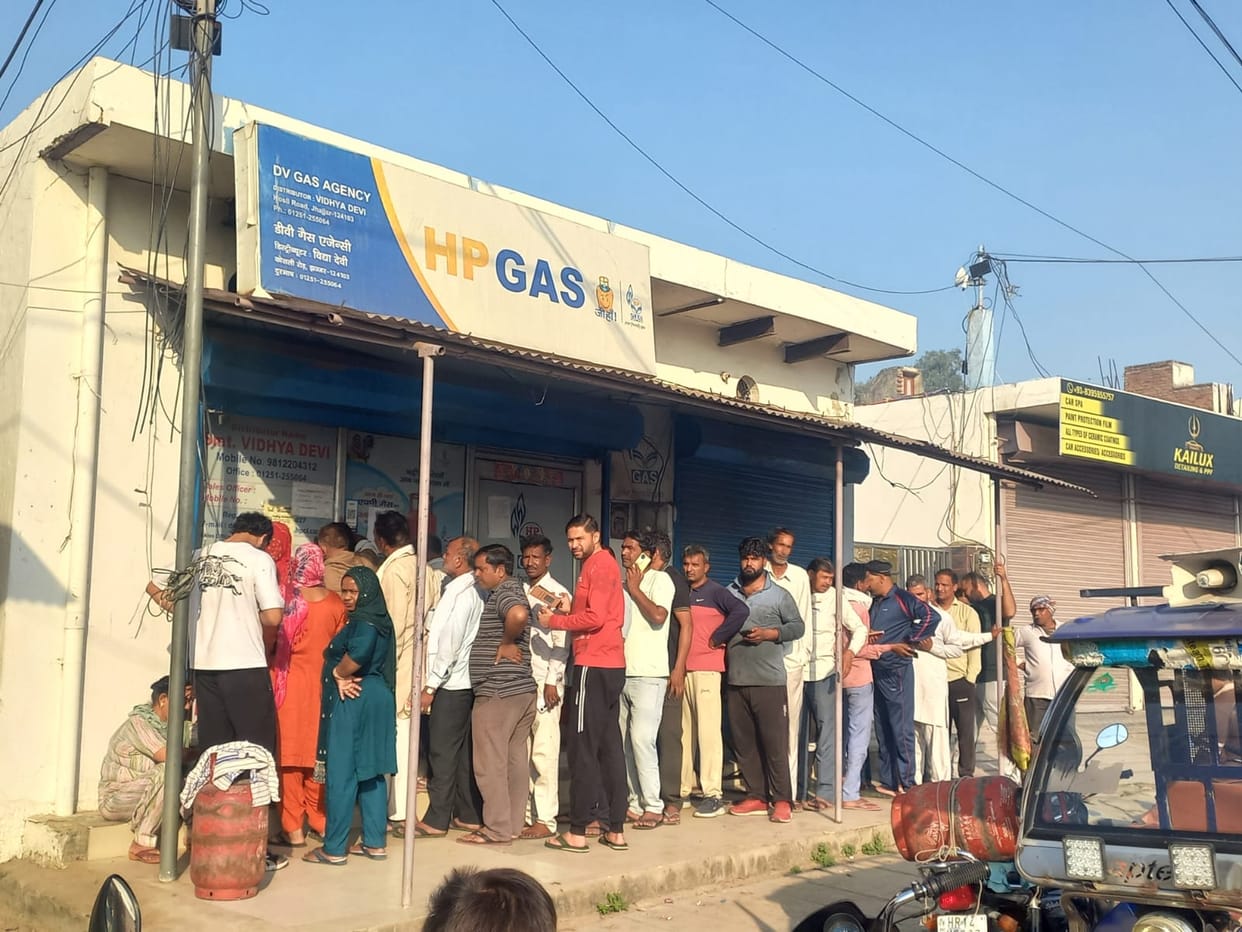 Long queues of people have formed at gas stations since morning, hoping for domestic cylinders. Coal prices have also risen.