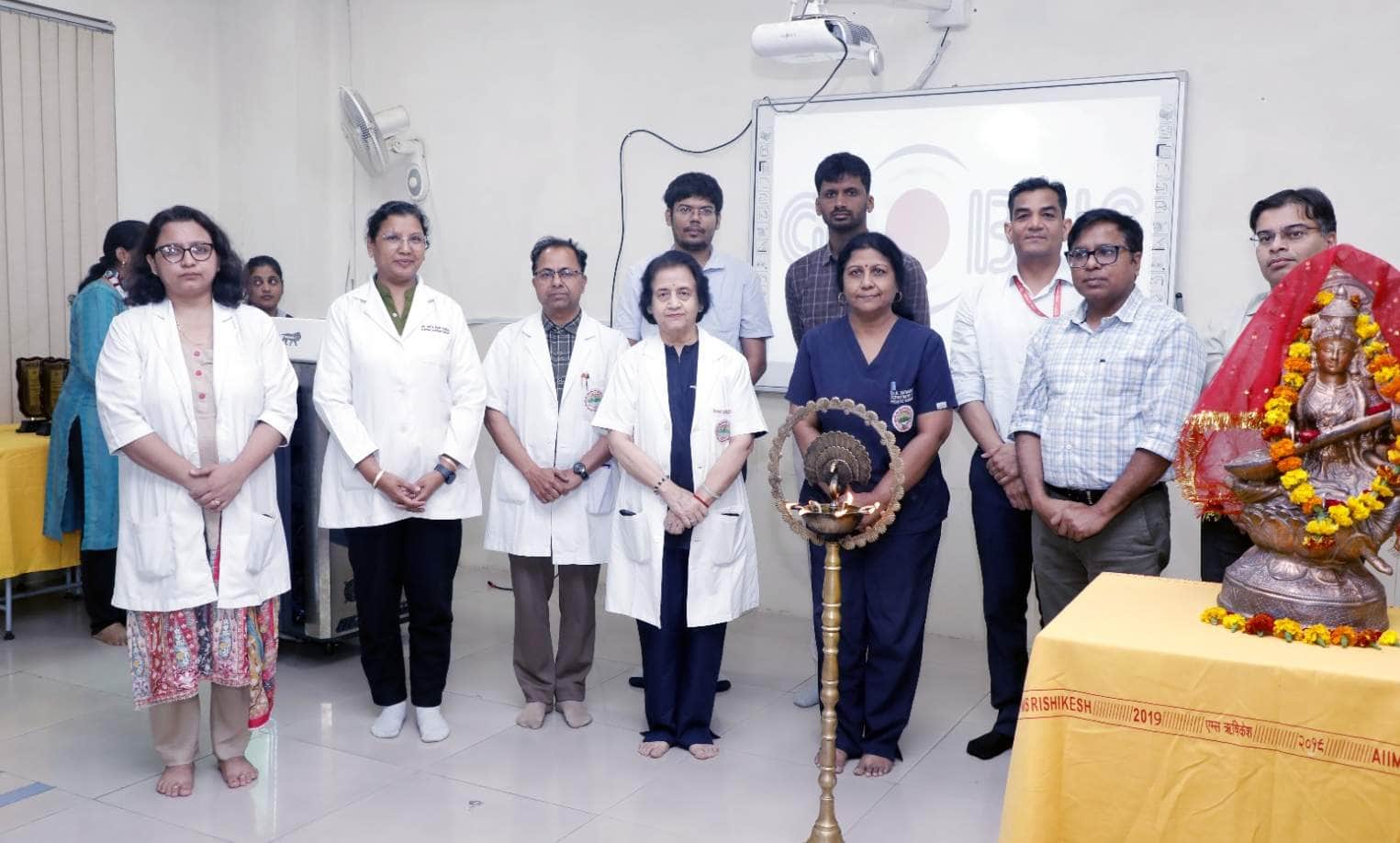 19-एम्स में विश्व गुर्दा दिवस के अवसर पर आयोजित कार्यक्रम का शुभारंभ करती एम्स निदेशक प्रो.मीनू