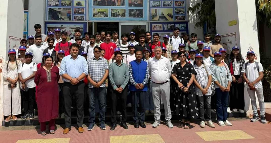 23-एनएसएस शिविर के दौरान आईएचएम का दौरा करते जाट कॉलेज के स्वंयसेवक व अन्य। स्रोत- कॉलेज