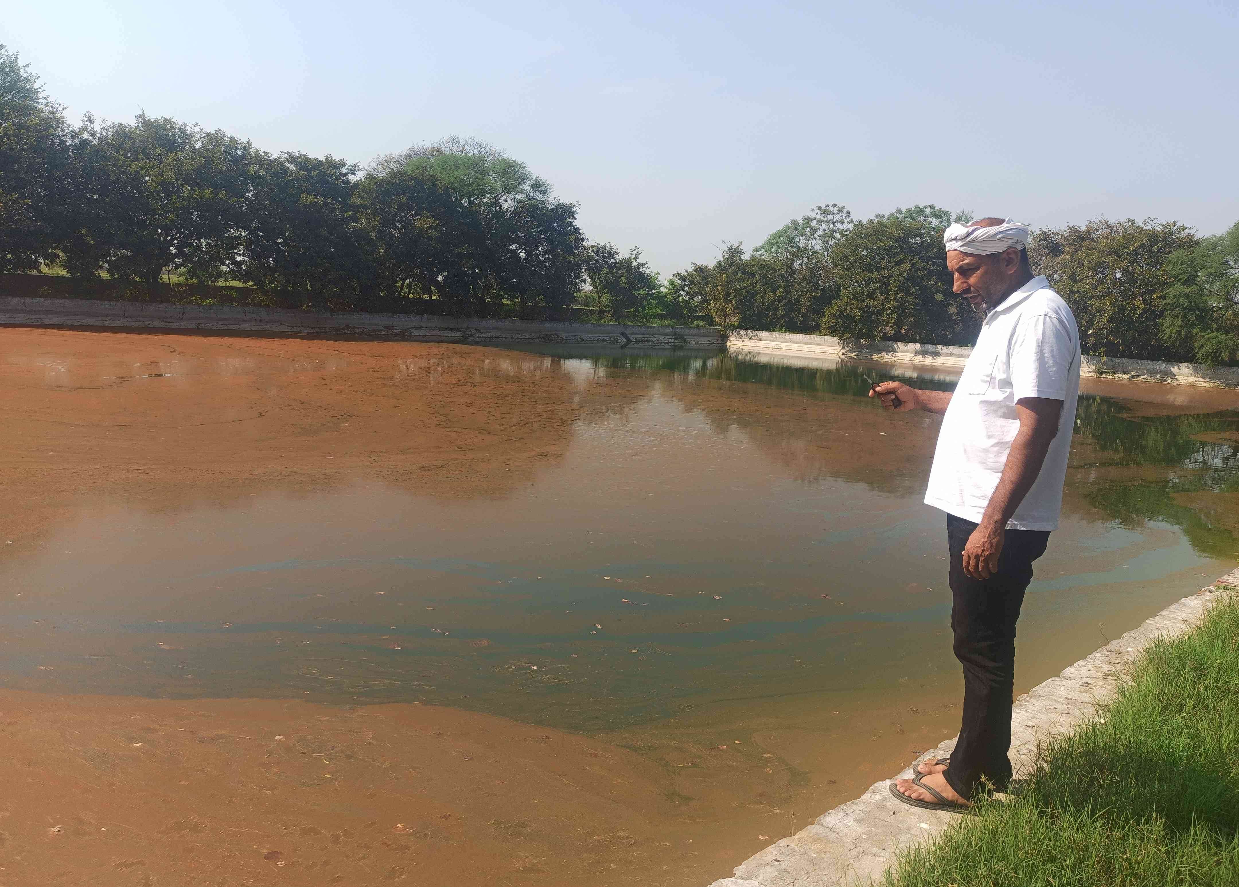 39-गांव सिंहपुरा का जलघर दिखता ग्रामीण जगबीर। संवाद