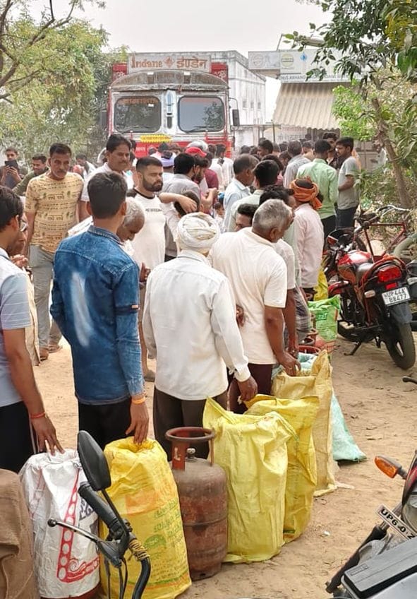 Warehouses are locked, queues form for cooking gas cylinders