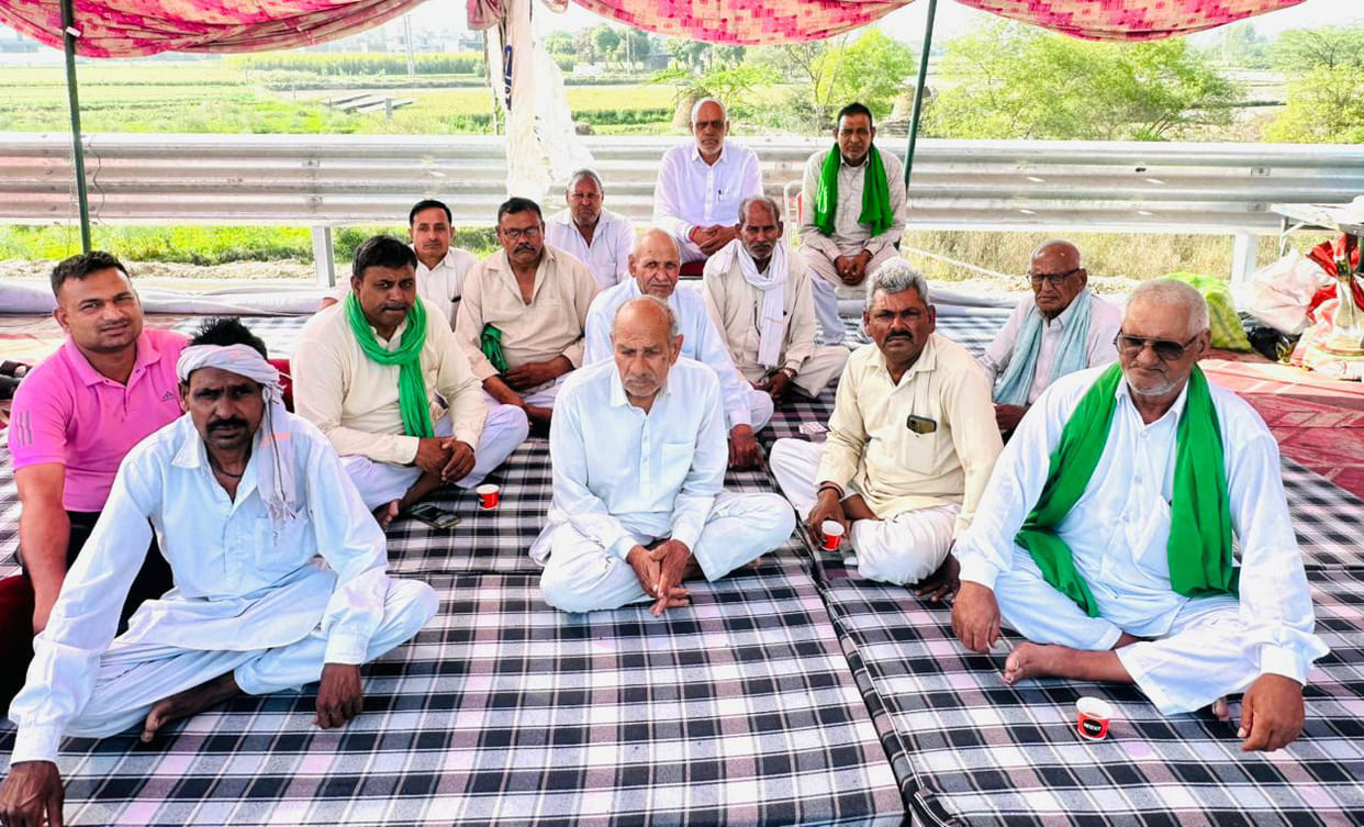 Farmers stand firm in demanding service lanes