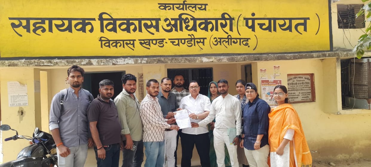 Panchayat assistants, upset over the delay in honorarium, submitted a memorandum.