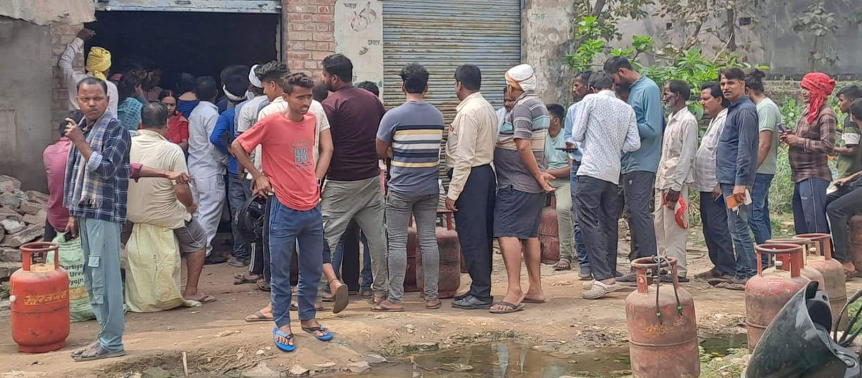 Only two-thirds of the required cooking gas is supplied, causing a rush