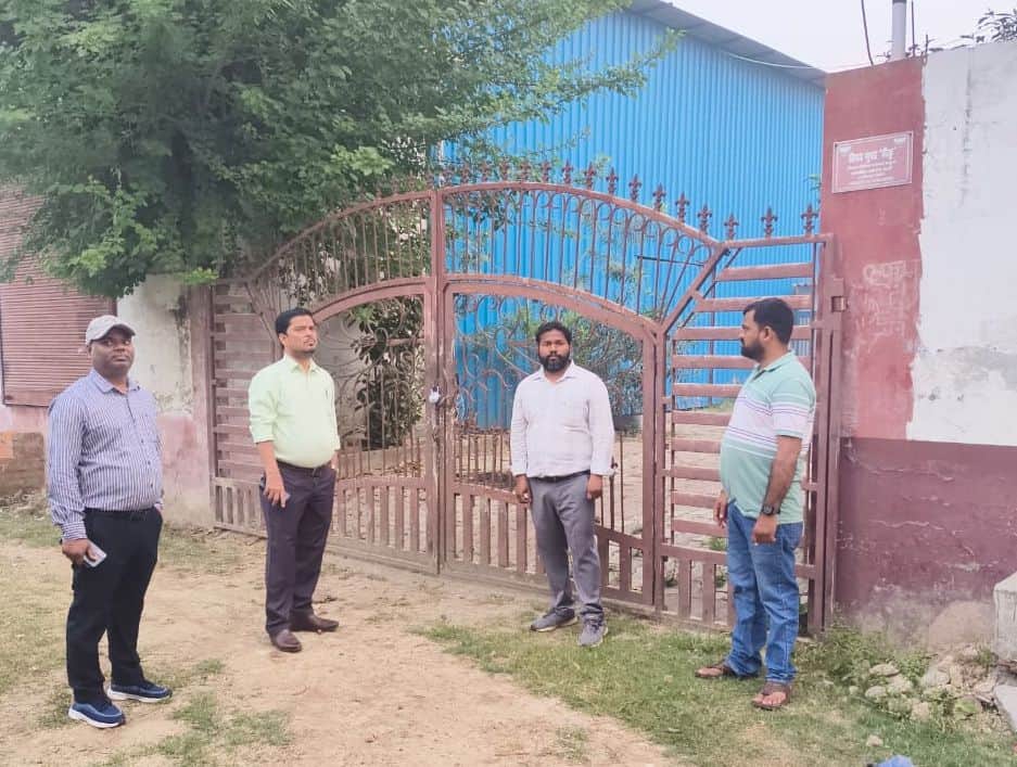 छापामार कार्रवाई के दौरान विद्युत निगम के अफसर। स्रोत विभाग