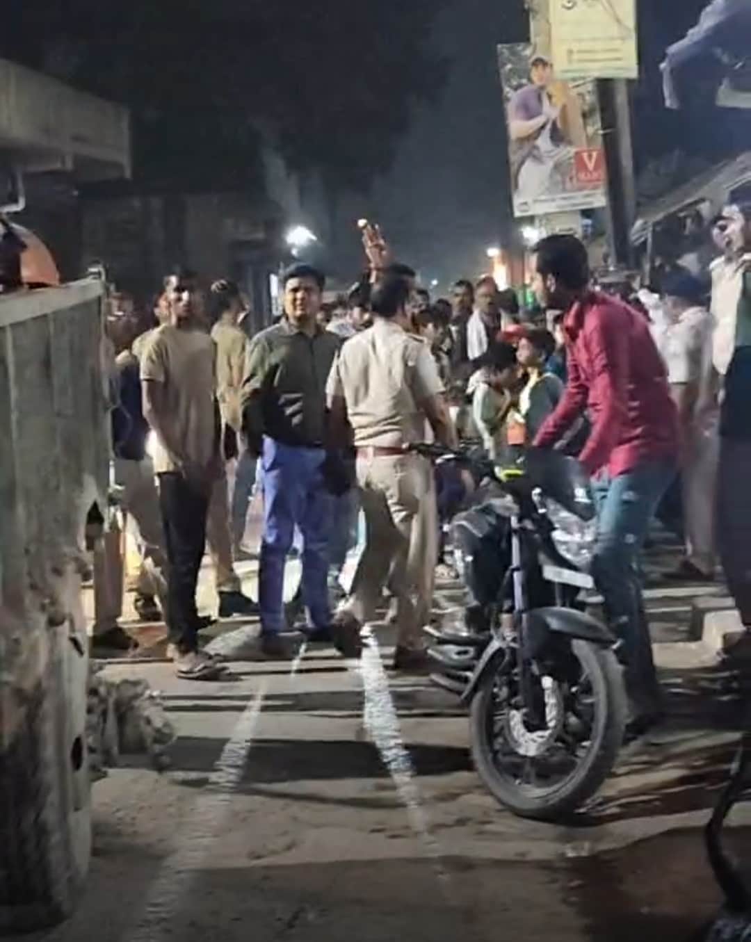 छापामारी स्थल पर मौजूद पदाधिकारी