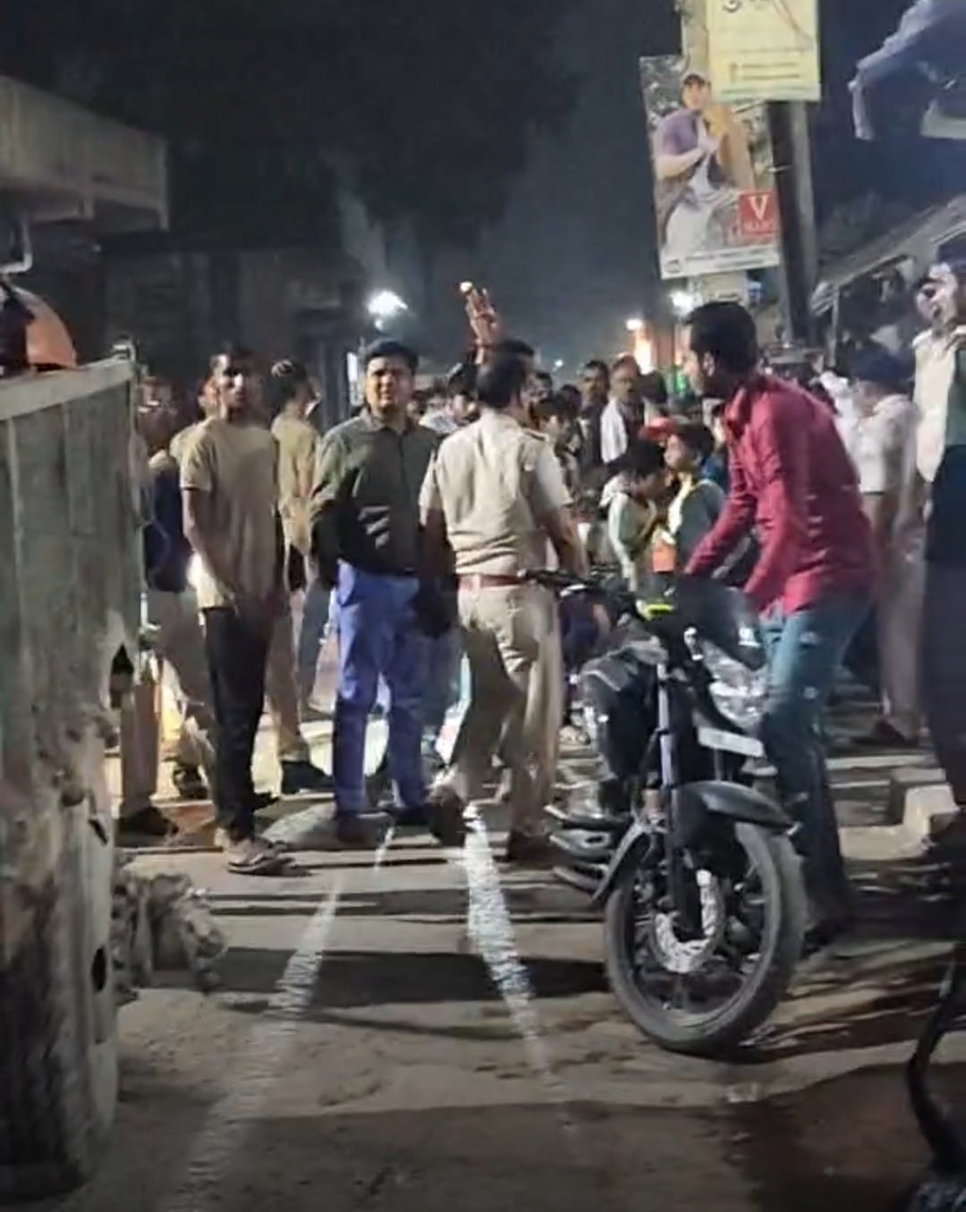 छापामारी स्थल पर मौजूद पदाधिकारी