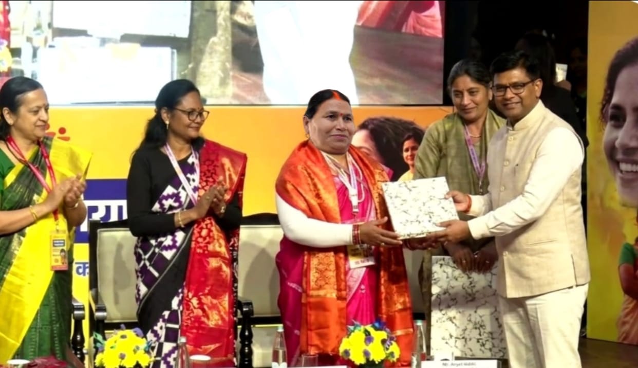 Sujanpur Pradhan and Gulabi Gang Democratic President honored in the capital