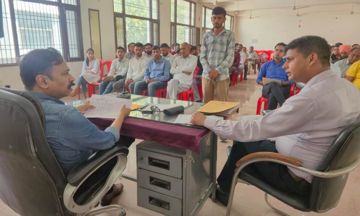 एग्री स्टैक पंजीकरण कार्य से जुड़े अधिकारी एवं कर्मचारियों की बैठक लेते एसडीएम प्रदीप अहलावत। 