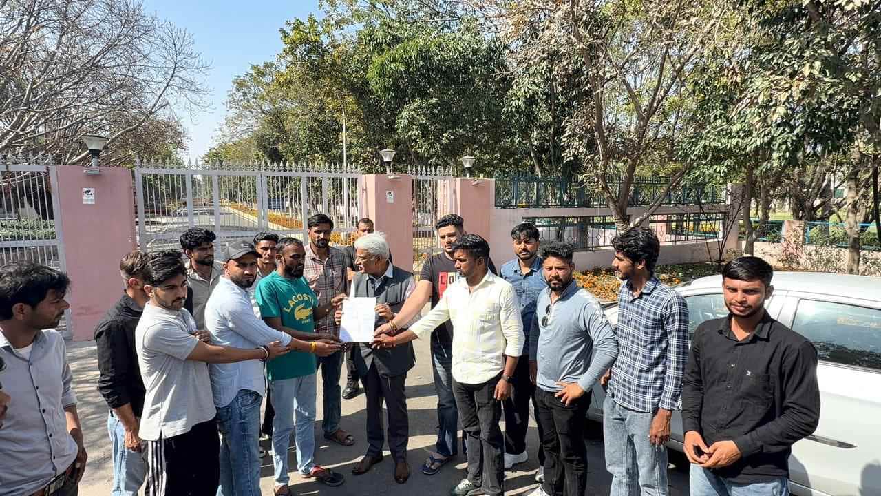 एमडीयू में पूर्व कुलपति से वीसी आवास खाली कराने की मांग और जांच को लेकर तरुण शर्मा को ज्ञापन सौ