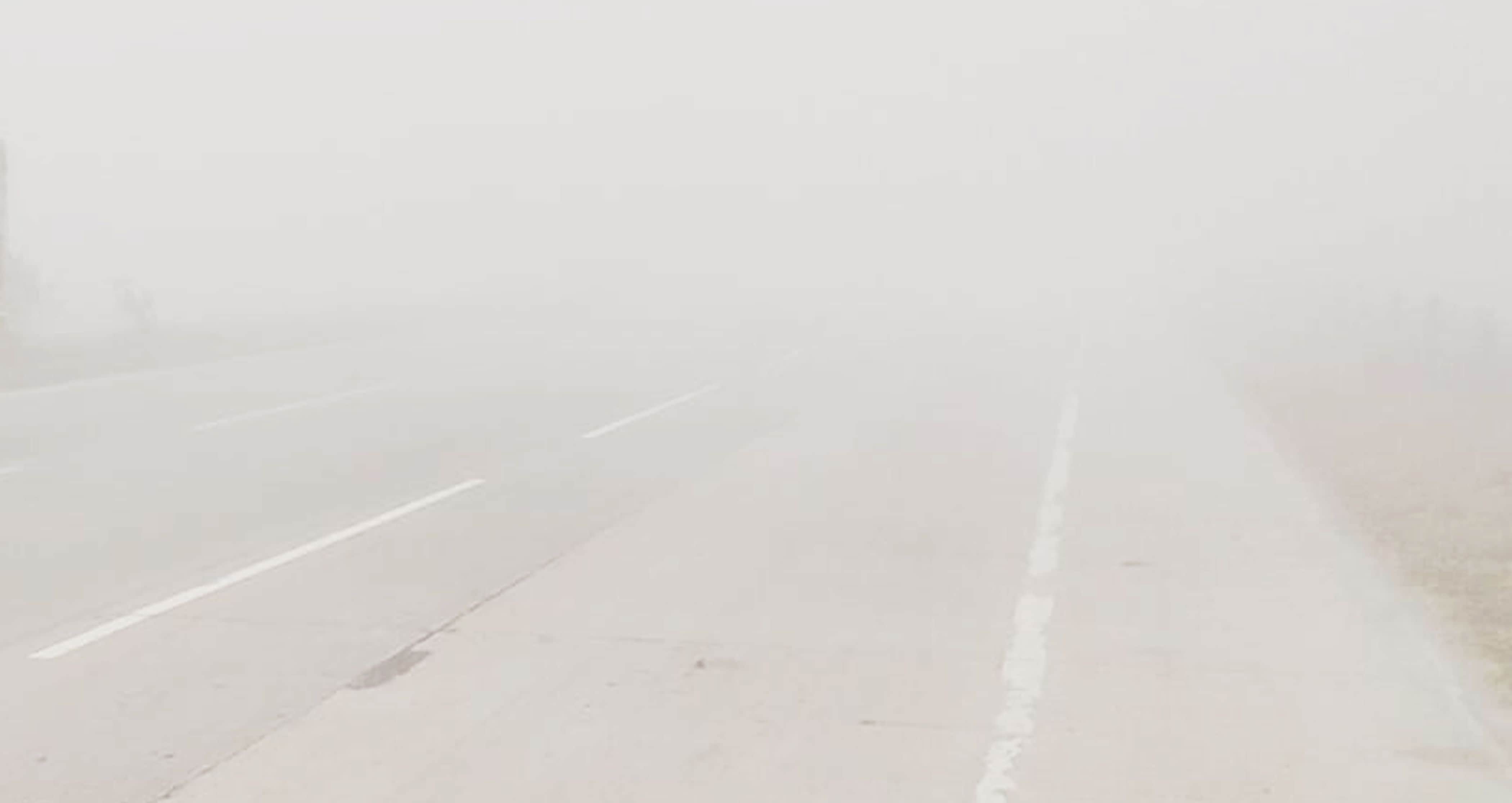 फोटो-02-बुधवार को हाइवे पर छाई धुंध। वीडियो गैब