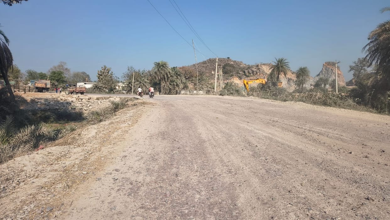Before Navratri, devotees are troubled by the dilapidated road, demand for repair.