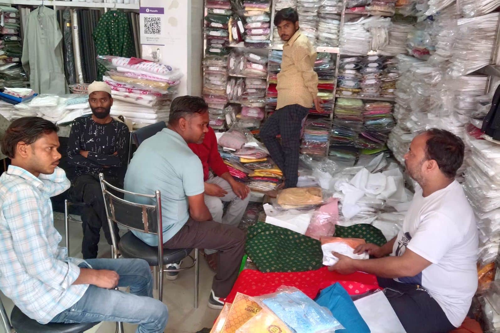 फोटो-11- दुकान पर रेडीमेड कुर्तो की खरीदारी करते युवक। संवाद