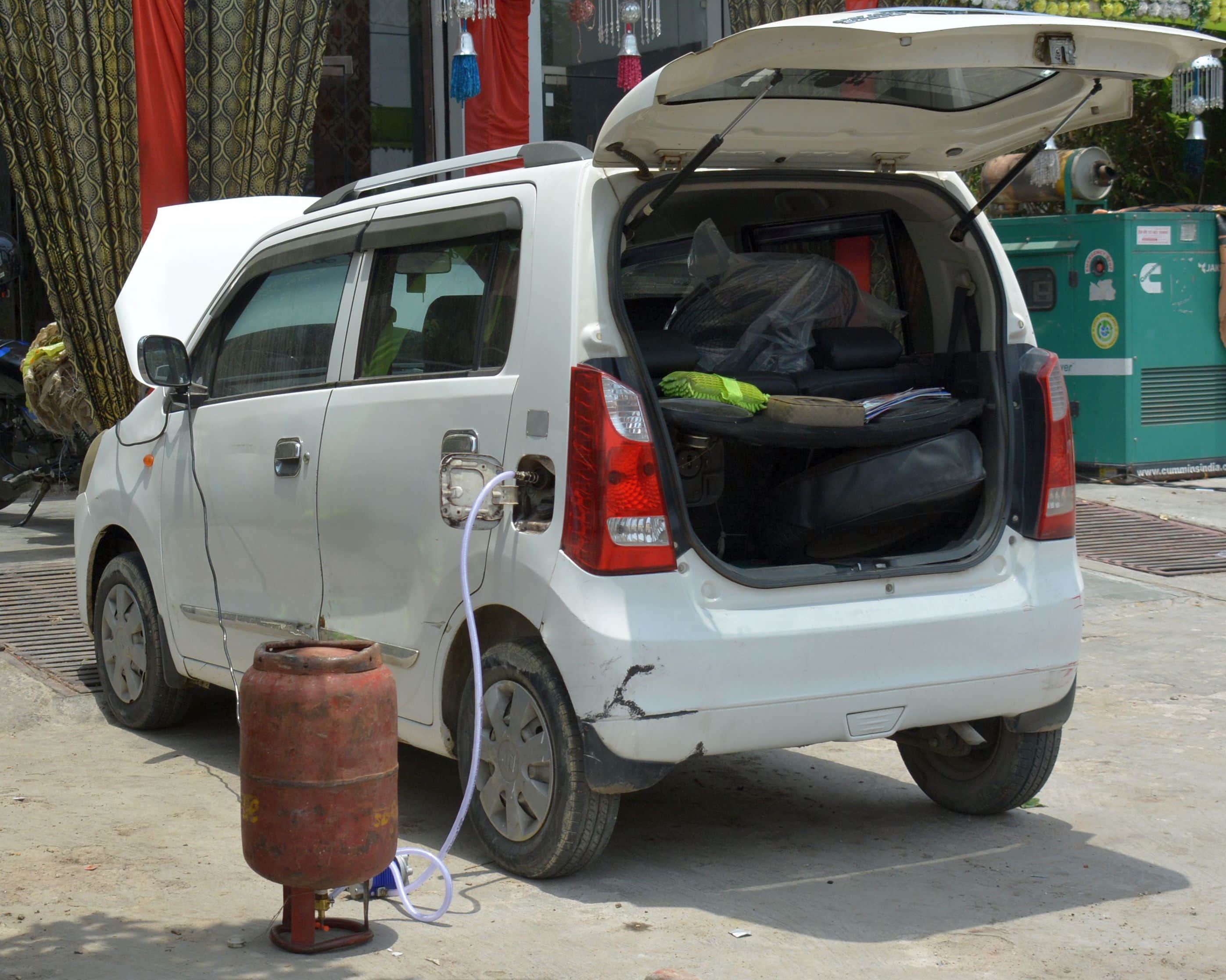 फोटो-14- कुछ इस तरह कार में भरी जा रही घरेलू गैस सिलेंडर से गैस। संवाद