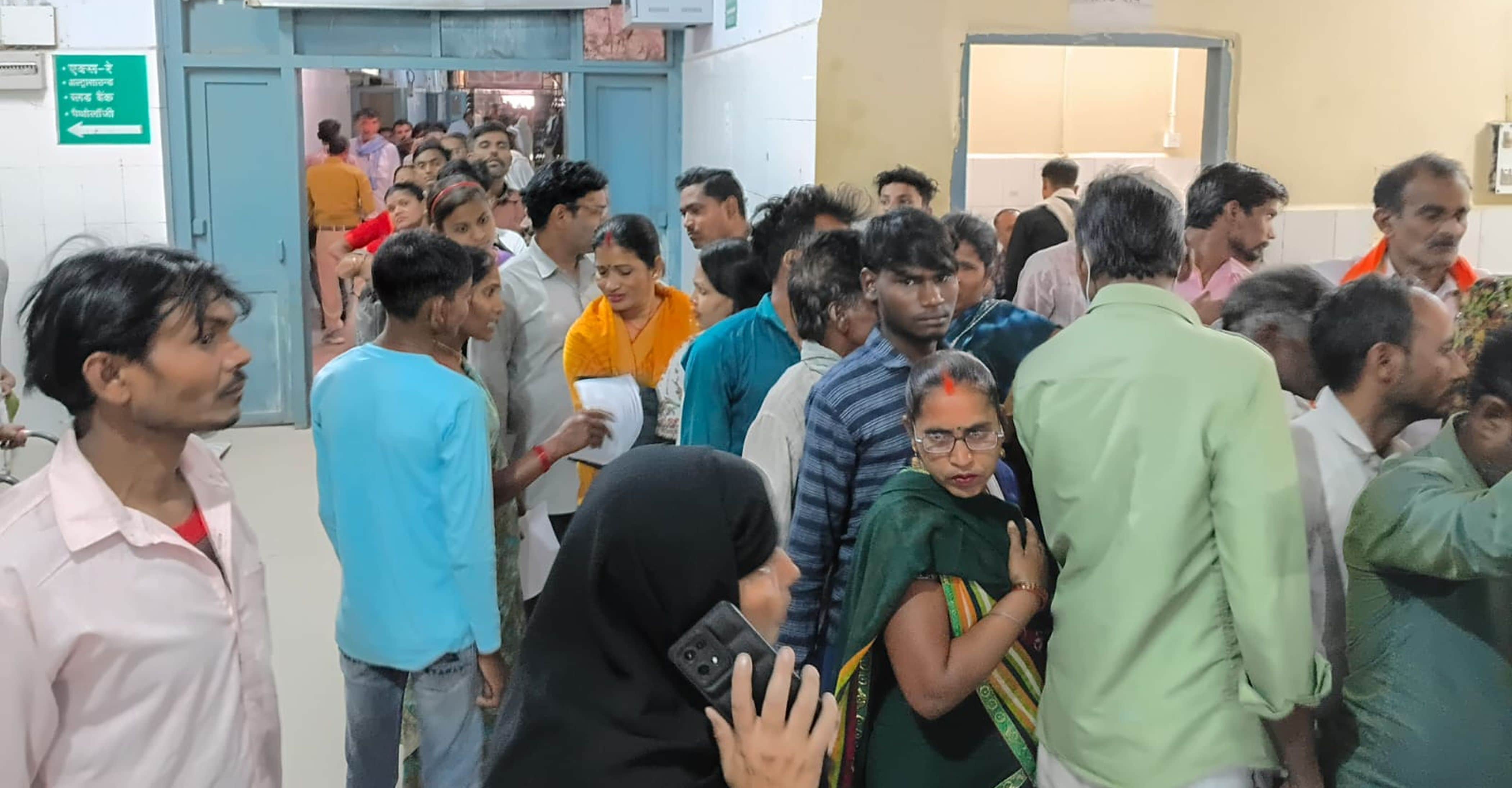 फोटो-17-ओपीडी के बाहर लगी मरीजों की लाइन। संवाद