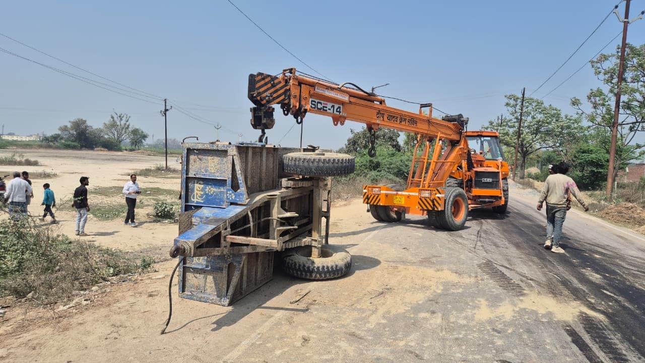 फोटो- 2 मोहम्मदाबाद के रोहिला में पलट पड़ी ट्रैक्टर-ट्रॉली को सीधा करती क्रेन। संवाद