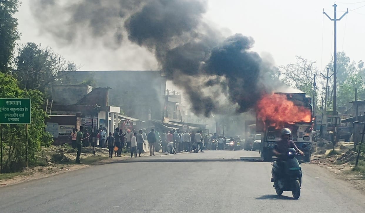 Truck catches fire due to short circuit, highway blocked for one and a half hour