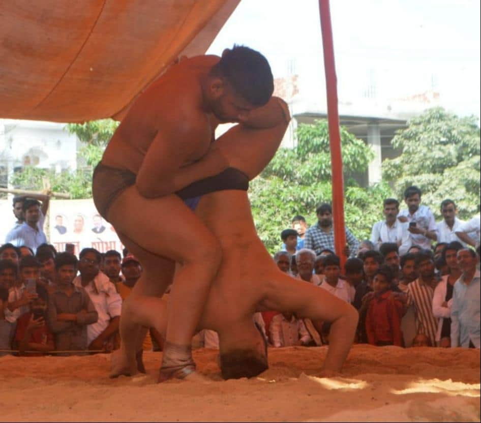 फोटो- 30- दंगल में कुश्ती लड़ते सोनीपत के पहलवान विवेक व मेरठ के राजा। संवाद