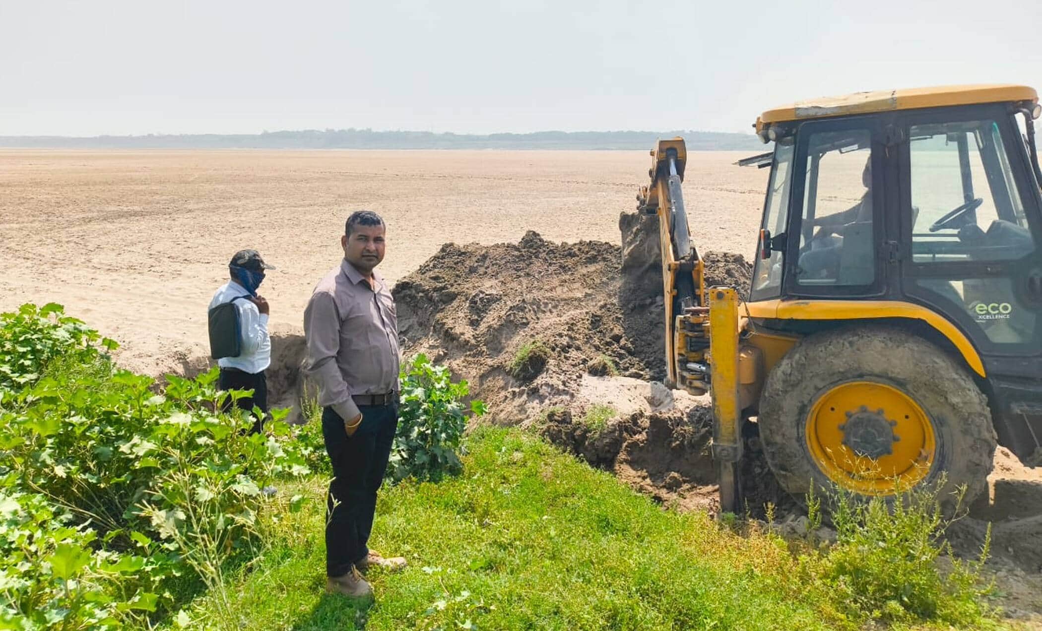 फोटो-33- जेसीबी से रास्ता बंद करवाते वन कर्मी। संवाद