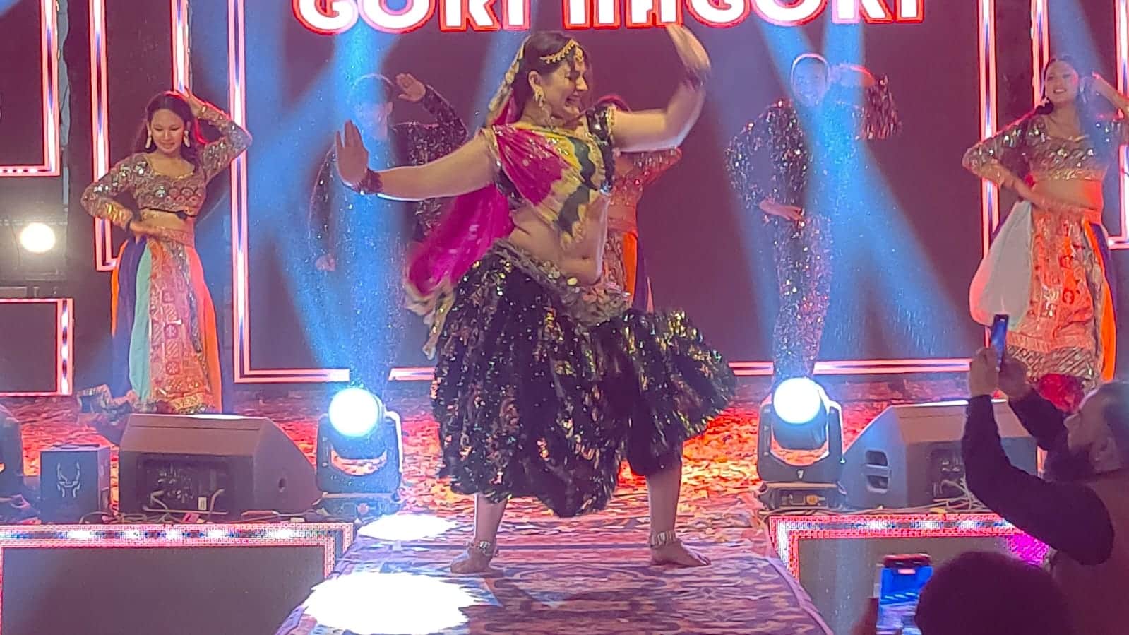 फोटो- 35 फतेहगढ़ स्थित पंचायत परिसर में हुए होली मिलन समारोह नृत्य प्रस्तुत करतीं गोरी नागौरी 