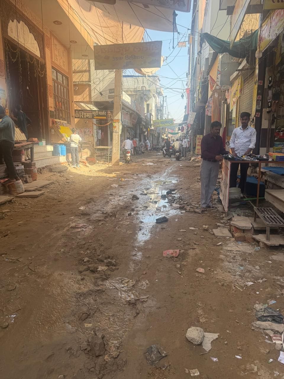 Due to road construction, traffic in the market has stopped, business has come to a standstill.